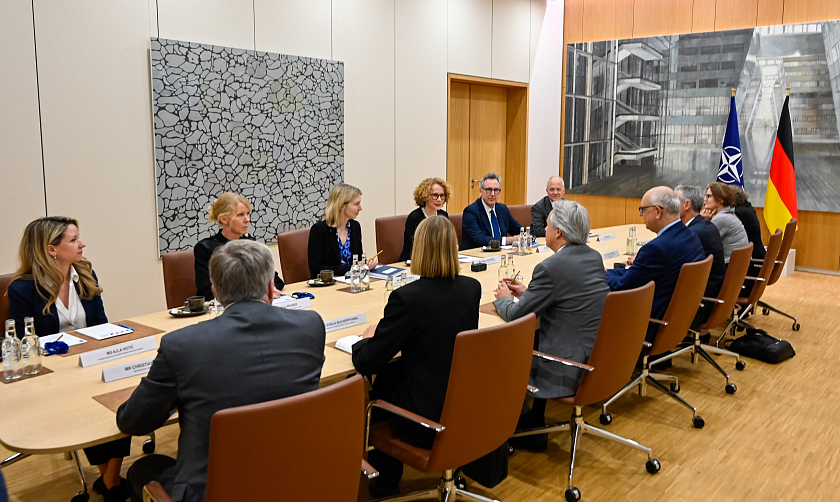 Im Nato-Hauptquartier führte Bundeserratspräsident Andreas Bovenschulte Gespräch mit  der stellvertretenden Generalsekretärin des Bündnisses, Radmila Šekerinska (hintere Tischreihe, 3. von rechts). 