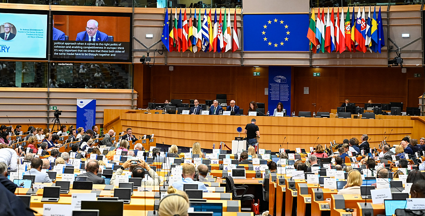 Bundesratspräsident Andreas Bovenschulte bei seiner Rede vor dem Ausschuss der Regionen. 