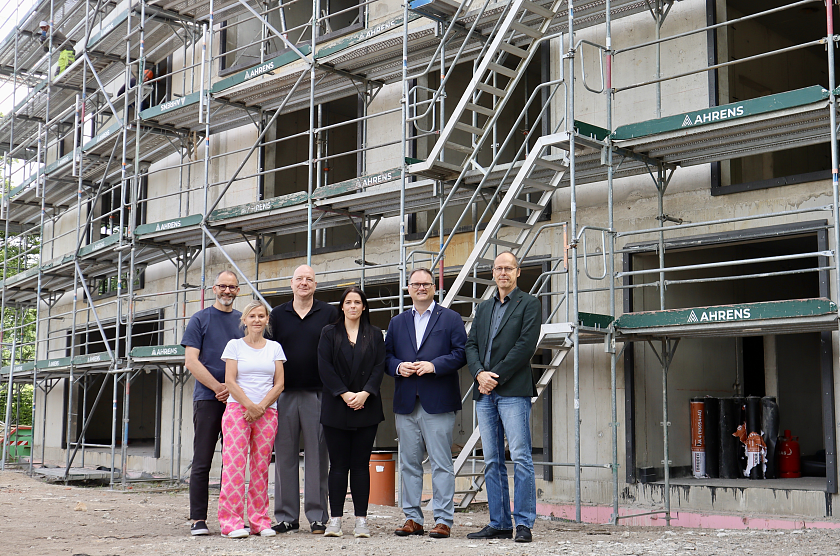 Freuen sich über den Baufortschritt des neuen Kinder- und Familienzentrums Marienwerder (v.l.): Stephan Kohlrausch (Gruppe GME Architekten BDA), Andrea Torke (Leitungsteam na´kita gGmbH), Jan Frers (Projektleiter Immobilien Bremen), Kim Mävers (designierte Kitaleitung am Standort KuFZ Marienwerder), Finanzsenator Björn Fecker und Bildungssenator Mark Rackles.