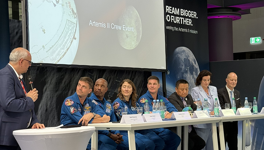 Bürgermeister Andreas Bovenschulte begrüßt die Artemis-Crew (von links) Reid Wiseman, Victor Glover, Christina Koch und Jeremy Hansen, Nasa-Programmchef Howard Hu, Raumfahrtministerin Dorothee Bär und Marc Steckling (Airbus Defence & Space).