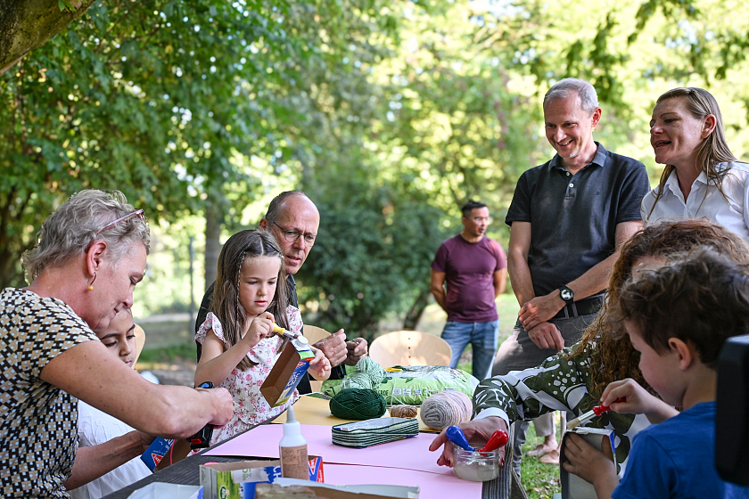  Bildungssenator Mark Rackles und Energiekonsens-Geschäftsführer Martin Grocholl basteln gemeinsam mit Kindern aus dem Kinder- und Familien-Zentrum Hohentor (KuFZ) aus alten Milchkartons Töpfe zur Anzucht von Pflanzen. 