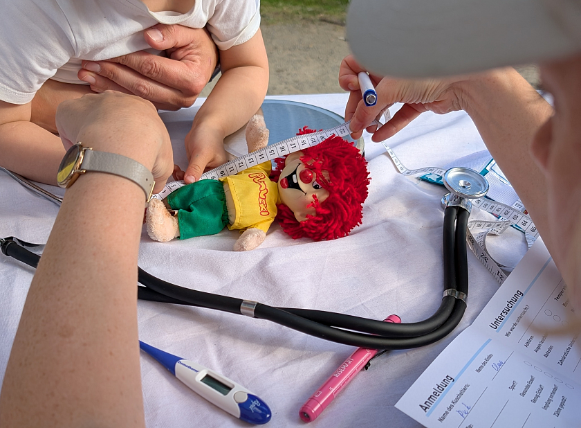 In der Teddybärklinik erleben Kinder gemeinsam mit ihren Kuscheltieren spielerisch Klinikabläufe – von der Anmeldung bis zur OP. 