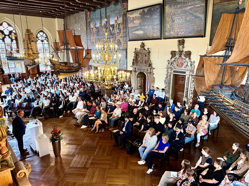 Bürgermeister und Finanzsenator Björn Fecker heißt die neuen Nachwuchskräfte in der Oberen Rathaushalle herzlich willkommen.