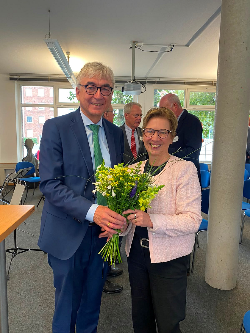 Senatorin Dr. Claudia Schilling wünscht Arbeitsagentur-Geschäftsführer Joachim Ossmann alles Gute für den Ruhestand. 