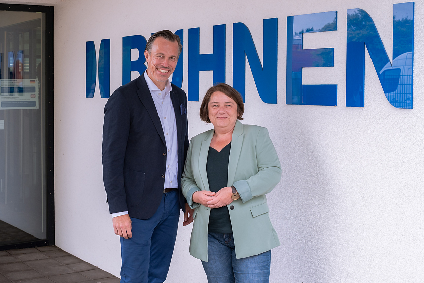 Umweltsenatorin Dr. Henrike Müller wird vom Bühnen-Geschäftsführer Jan Hunke begrüßt. 
