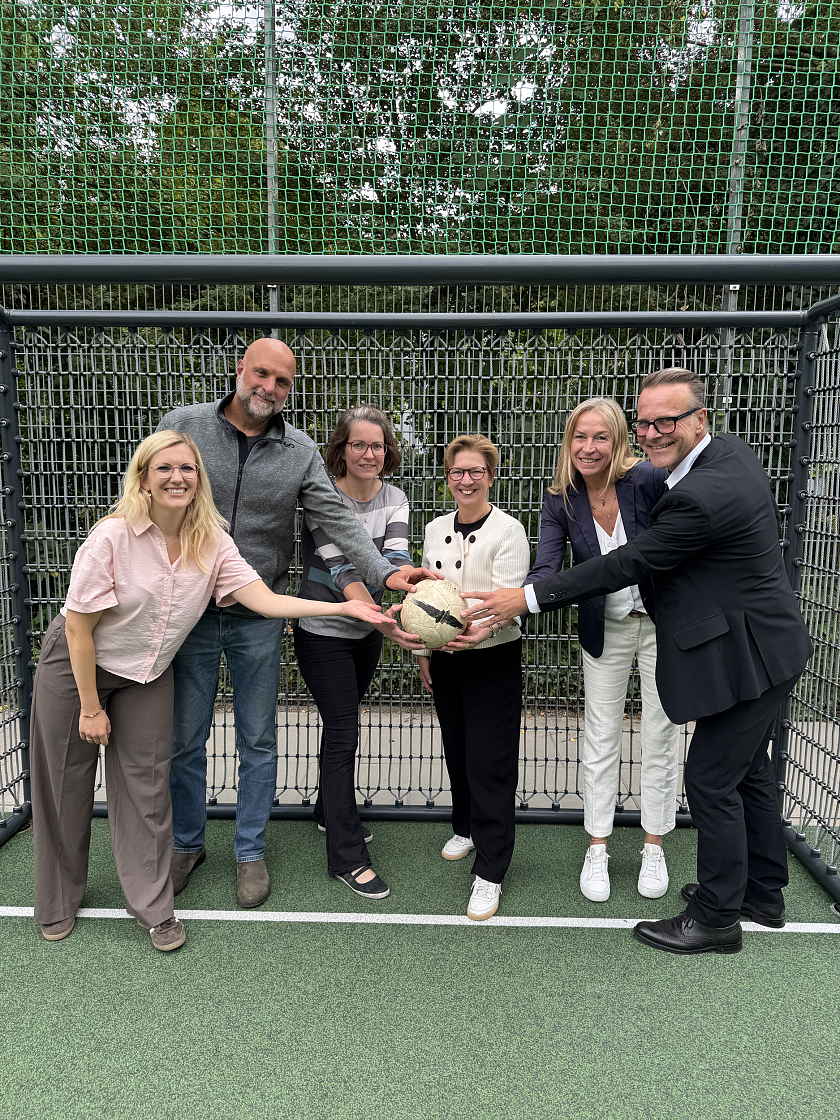 Freuen sich über den neuen Bolzplatz (von links): Rowena Schröder (Fachdienst Spielraumförderung, AfSD); Per Theilig (Firma Grönloof), Janne Herzog (Sprecherin des Fachausschusses Bildung, Kinder & Jugend des Beirates Östliche Vorstadt), Dr. Claudia Schilling (Senatorin), Anke Precht (Sportstiftung), Peter Gagelmann (Sportstiftung). 