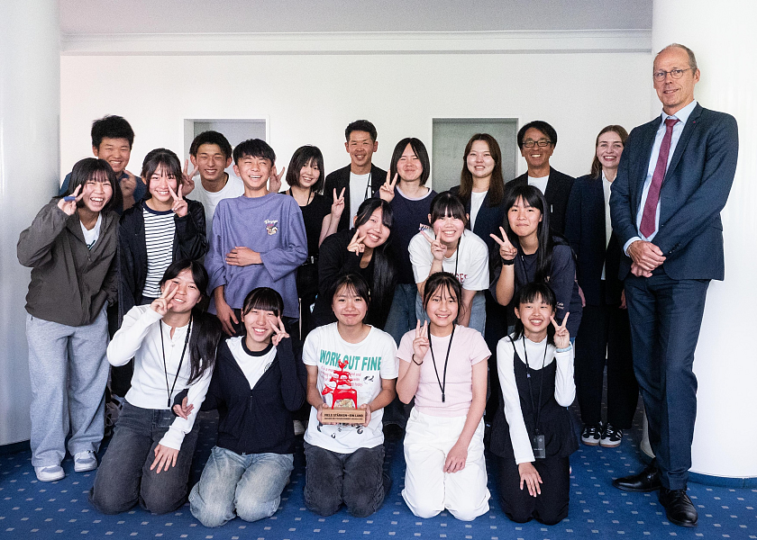 15 Schülerinnen und Schüler aus der japanischen Stadt Tagawa in der Präfektur Fukuoka zu Gast beim Kinder und Bildungssenator Mark Rackles (rechts). Foto Michael Schnelle SKB Medienarchiv