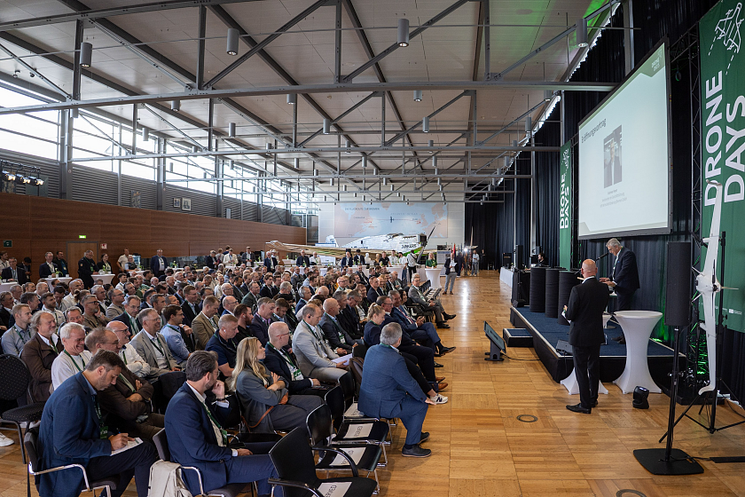 An drei Tagen tauschen sich Fachleute auf den Drone Days aus. Am Auftakttag mit Vorträgen und Diskussionsrunden in Bremen, an den folgenden Tagen mit Vortragsprogramm, Ausstellung und Flugdemonstrationen auf dem Flugplatz Oldenburg-Hatten. 