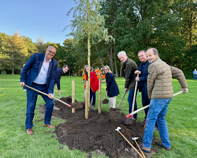 Pflanzen eine Hängeweide im Gesundheitspark Speckenbüttel (v.l.): Bürgermeister Andreas Bovenschulte, Ocko Martens (Bund deutscher Baumschulen), Stadträtin Andreas Toense, Ute Rößler (Leiterin Gartenbauamt Bremerhaven), Eugen Witte und Frank Schoppa (Vorstand Einheitsbudeln e.V.) und Hubert Paetz (Wirtschaftsverband Gartenbau Norddeutschland). 