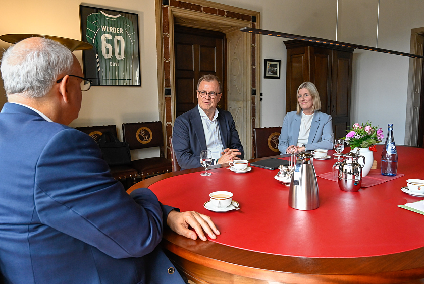 Tina Heliosch ist die neue Geschäftsführerin der Arbeitsagentur Bremen-Bremerhaven. Zusammen mit Johannes Pfeiffer (Geschäftsführer Regionaldirektion Niedersachsen-Bremen, Mitte) war sie zum Antrittsbesuch bei Bürgermeister Andreas Bovenschulte im Rathaus. 
