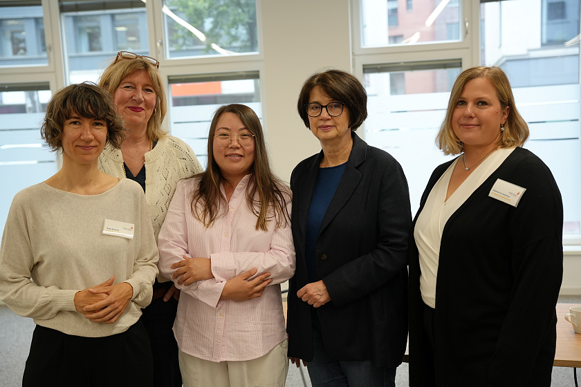 Begrüßen die Fortsetzung des Beratungsangebotes Pflegeausbildung – Bleib dran (von links nach rechts): Anja Brünig (Beraterin Pflegeausbildung – Bleib dran), Elke Heyduck (Geschäftsführerin Arbeitnehmerkammer),  Motahareh Fazeli (Auszubildende zur Pflegefachfrau), Claudia Bernhard (Senatorin für Gesundheit, Frauen und Verbraucherschutz) und Katharina Mattes (Projektleitung Pflegeausbildung – Bleib dran).