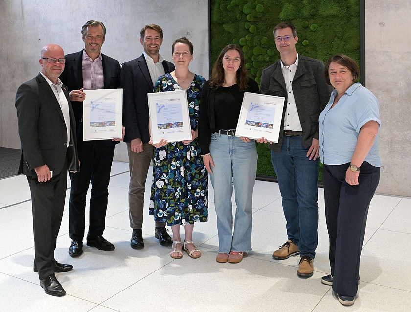 Die neuen Partnerunternehmen (von links): Martin Schulze (Geschäftsstelle Umwelt Unternehmen), Jan-Peter Nissen (Kreutzträger Kältetechnik GmbH & Co. KG), Sven Bange, Anita Schüttler (neuland – Büro für Informatik GmbH), Marina Klein, Michael Vespermann (Ökonet gGmbH) und Umweltsenatorin Dr. Henrike Müller.