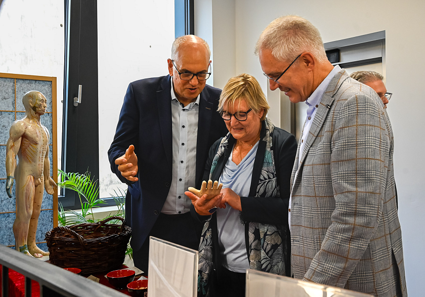 Beim  Rundgang durch den DRK-Neubau kamen (von links) Bürgermeister Andras Bovenschulte, DRK-Vizepräsidentin Ulrike Würth und der Vorsitzende des DRK Bremen, Bernd Blüm, auch durch das Zentrum für Chinesische Medizin.