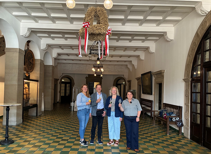 Senatorin Henrike Müller (rechts) nahm für den Bremer Senat die Erntekrone im Bremer Rathaus entgegen. Übergeben wurde sie durch die erste Vorsitzende der Bremer Landfrauen, Andrea Geerken (zweite von rechts), den Präsidenten des Bremischen Landwirtschaftsverbandes Hilmer Garbade (zweiter von links) und Lena Hauschildt (links) von der Landjugend. 