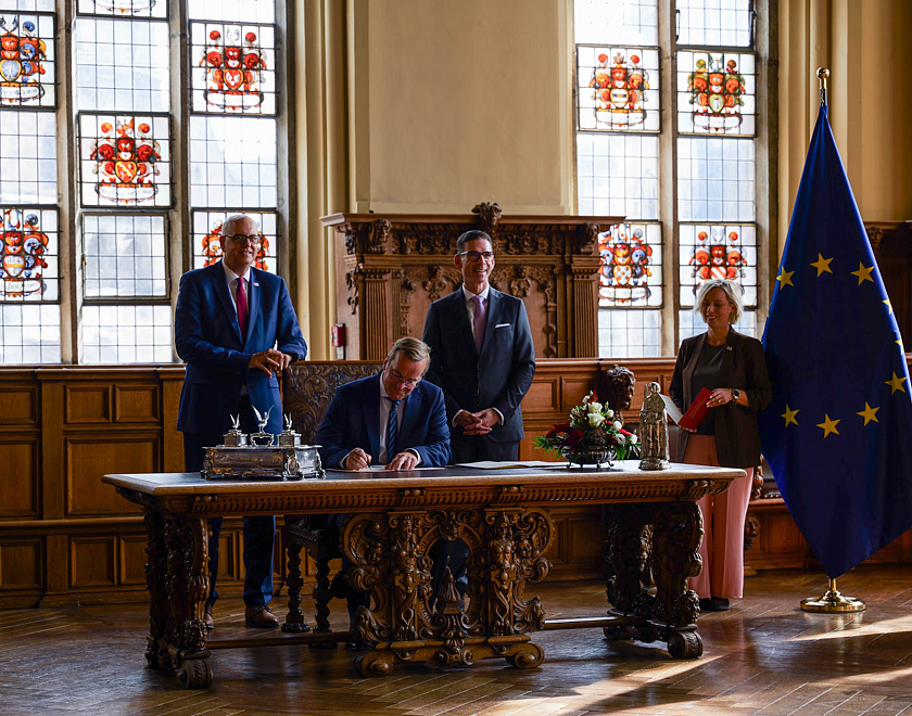 Unterschrieben den Letter of Intend (von links): Bürgermeister Andreas Bovenschulte, Bundesverteidigungsminister Boris Pistorius und BLG-Vorstandschef Matthias Magnor. 