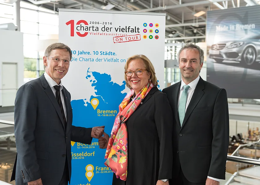 Bürgermeister Carsten Sieling, Aletta Gräfin von Hardenberg, Peter Theurer beim Tour-Stop der Charta der Vielfalt am Montagabend, 15. August, im Kundencenter des Mercedes-Benz Werk Bremen (v.l.n.r.)
