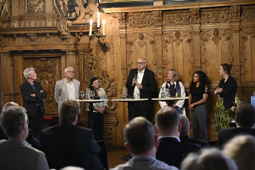 Podiumsdiskussion mit Prof. Dr. Günter Warsewa, Rainer Kammeyer, Dr. Karin Mathes, Dr. Andreas Bovenschulte, Helga Eule, Anna Udoh, Maren Beneke (v.l.n.r.). Foto: Senatspressestelle 