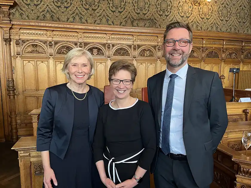 Senatorin Claudia Schilling (Mitte) mit der scheidenden Präsidentin des Landgerichts, Karin Goldmann, und dem künftigen Präsidenten des Landgerichts, Stephan Jacobs. Foto: Justizressort