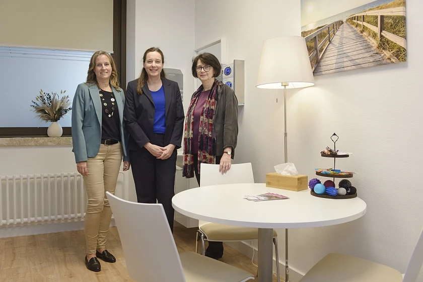 Eröffneten heute gemeinsam die Gewaltschutzambulanz am Klinikum Bremerhaven-Reinkenheide (v.l.n.r.: Andrea Toense, Bremerhavener Stadträtin für Gesundheit, Umwelt und Klima, Dr. Susanne Kleinbrahm, Medizinische Geschäftsführerin KBR, und Claudia Bernhard, Senatorin für Gesundheit, Frauen und Verbraucherschutz. Foto: Antje Schimanke/Klinikum Bremerhaven-Reinkenheide