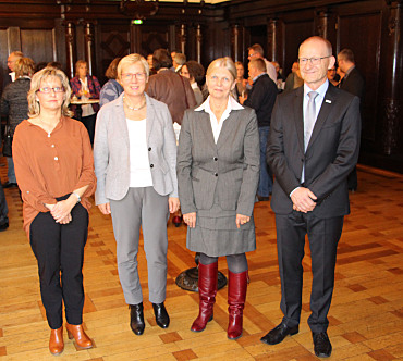 v.l.: Michaela Berges (LUA), Senatorin Prof. Dr. Eva Quante-Brandt, Bärbel Schröder (LMTVet) und Dr. Karsten Nöckler (Bundesinstitut für Risikobewertung)