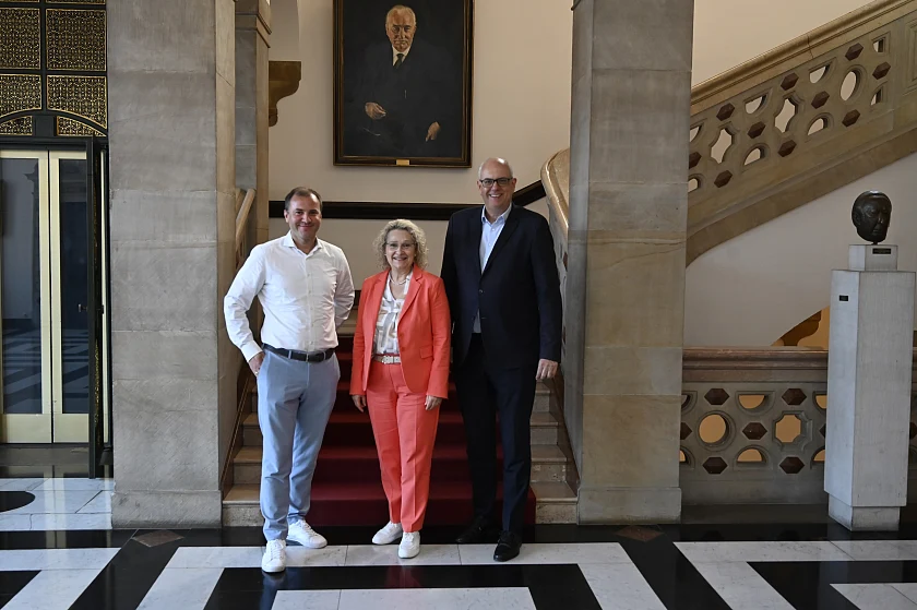 Bürgermeister Andreas Bovenschulte begrüßt die neue Vorstandssprecherin der Inneren Mission Bremen, Ute Schneider-Smietana, sowie den kaufmännischen Vorstand, Thomas Krebs. (v.r.)