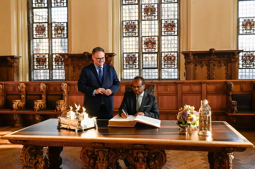 Dschibutischer Botschafter Yacin Houssein Doualé und Bürgermeister Björn Fecker. 