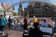 Gesungene Geschichte: Mitsingfest "Bremen so frei – ein Fest in 11 Liedern" auf dem Marktplatz | Foto: P. Leo