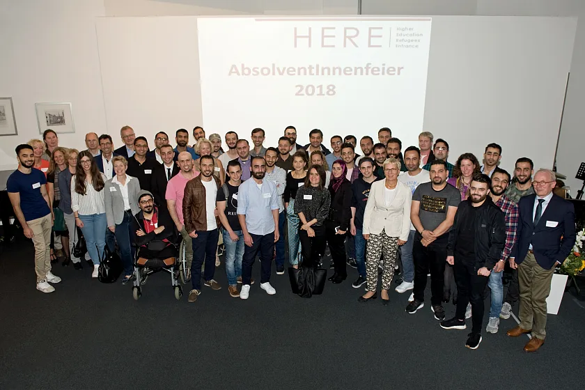 Senatorin Quante-Brandt und Vertreterinnen und Vertreter der Hochschulleitungen mit den Absolventinnen und Absolventen des zweiten HERE Studie-Durchgangs