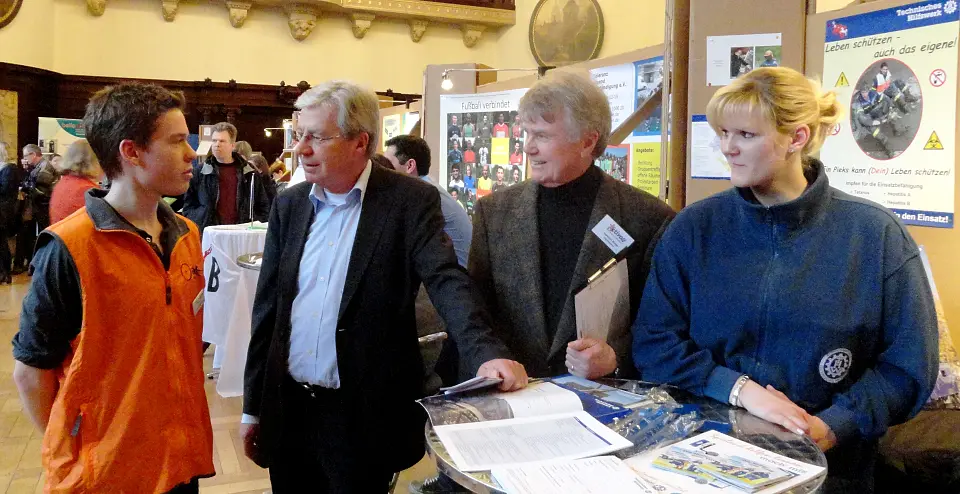 Bürgermeister Jens Böhrnsen im Dialog mit dem Fahrradclub ADFC, der Freiwilligen-Agentur und dem Technischen Hilfswerk (THW)