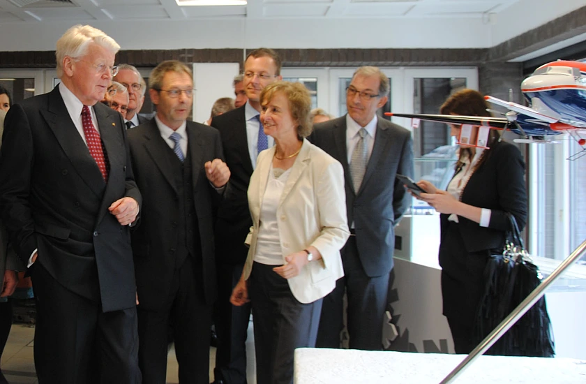 Direktorin Prof. Dr. Karin Lochte erläutert Islands Staatspräsidenten Dr. Ólafur Ragnar Grímsson die Arbeit des Alfred-Wegener-Instituts