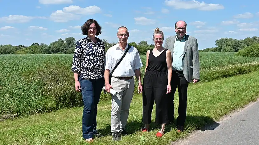 Gruppenfoto mit Senatorin Moosdorf und weiteren Projektpartnern. 