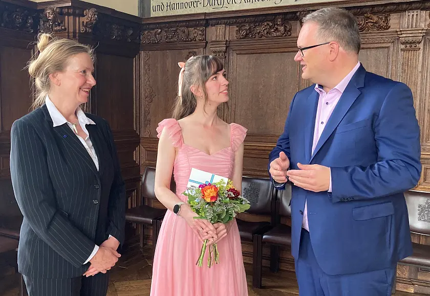 Hat allen Grund zum Feiern: Die Jahrgangsbeste Carolina Keil-Ahrens (Mitte) zusammen mit Studiengangsleiterin Prof. Dr. Christiane Trüe und Finanzsenator Björn Fecker.