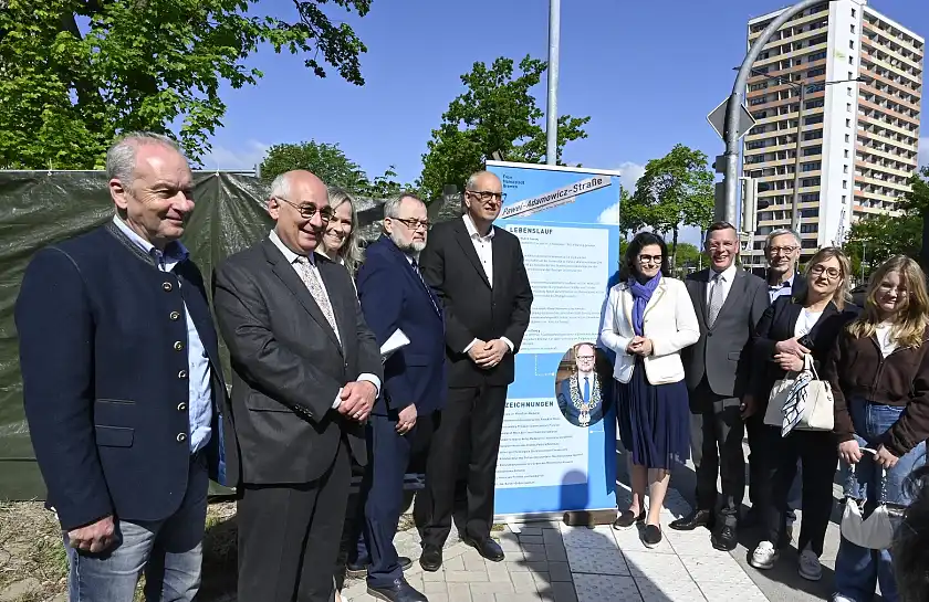 Personen (v.l.n.r.): Ulrich Schlüter, Ortsamtsleiter; André Vater, Bremer Heimstiftung; Moderatorin Sabine Schöbel, Bremer Heimstiftung; Piotr Adamowicz, Bruder von Pawel Adamowicz; Bürgermeister Andreas Bovenschulte; Aleksandra Dulkiewicz, Stadtpräsidentin von Danzig; Frank Imhoff, Bürgerschaftspräsident; Carsten Sieling; Bürgermeister a.D.; Magdalena Adamowicz, Witwe von Pawel Adamowicz; Theresa Adamowicz, Tochter von Pawel Adamowicz. Foto: Senatspressestelle