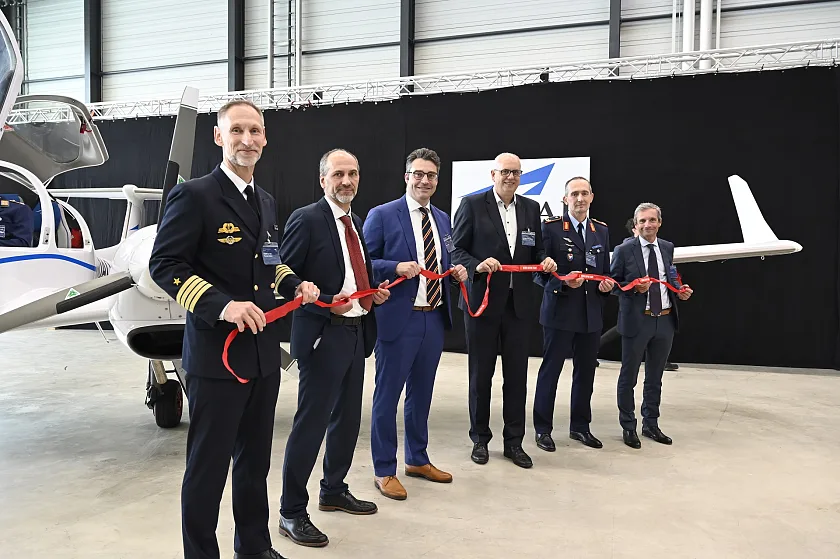 Personen (v.l.n.r.): Thorsten Bobzin, Kapitän zur See; Martin Seger, General Manager Defense & Security CAE; Niels Kröning, Vice President CAE; Bürgermeister Andreas Bovenschulte; Frank Best, Brigadegeneral;  Thibaut Trancart, Managing Director, CAE. Foto: Senatspressestelle