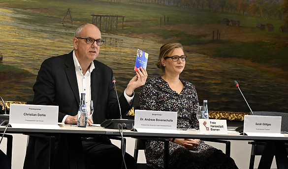 Bürgermeister Andreas Bovenschulte präsentiert zusammen mit der Projektreferentin Sarah Göttges die FreiKarte. Foto: Senatspressestelle