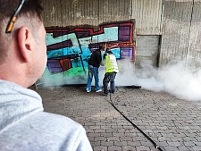 Mit Einsatz bei der Entfernung der Graffitis dabei. Foto: Hoppenbank e.V.