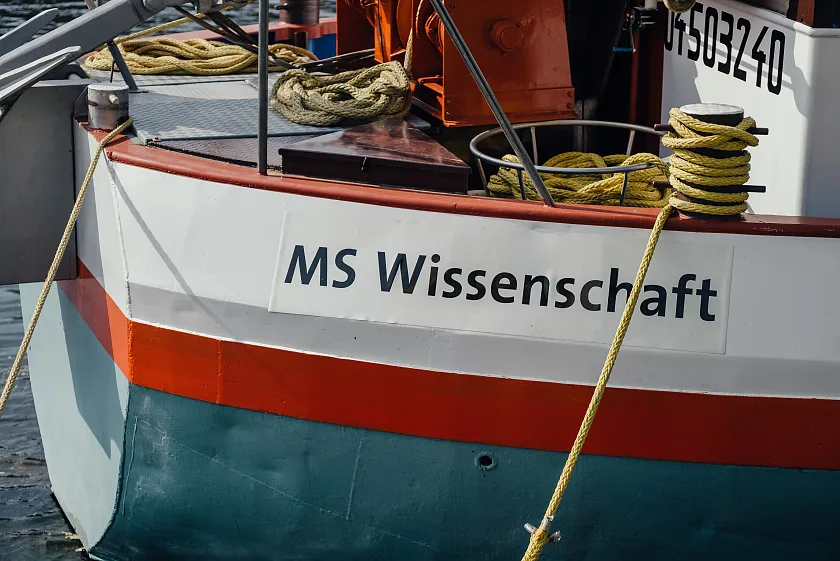 100 Meter lang ist die MS Wissenschaft, ein ehemaliges Frachtschiff, das zum schwimmenden Ausstellungsschiff umfunktioniert wurde. Nun ist sie wieder auf Deutschlands Flüssen und Kanälen unterwegs – und steuert insgesamt 34 Städte an