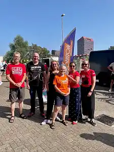 v.l.n.r.: Michael Glotz-Richter (Mobilitätsressort), Ralph Saxe (Verkehrspolitiker), Senatorin Özlem Ünsal, Bonnie Fenton (ADFC), Rebecca Karbaumer (Verkehrsressort) und Wiebke Weltring (Verkehrsressort) am ADFC-Stand in der Überseestadt.