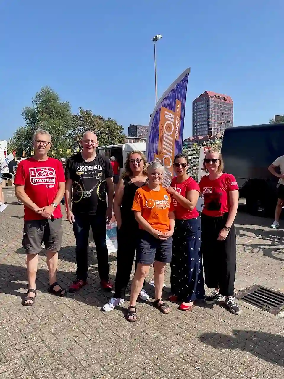 v.l.n.r.: Michael Glotz-Richter (Mobilitätsressort), Ralph Saxe (Verkehrspolitiker), Senatorin Özlem Ünsal, Bonnie Fenton (ADFC), Rebecca Karbaumer (Verkehrsressort) und Wiebke Weltring (Verkehrsressort) am ADFC-Stand in der Überseestadt.