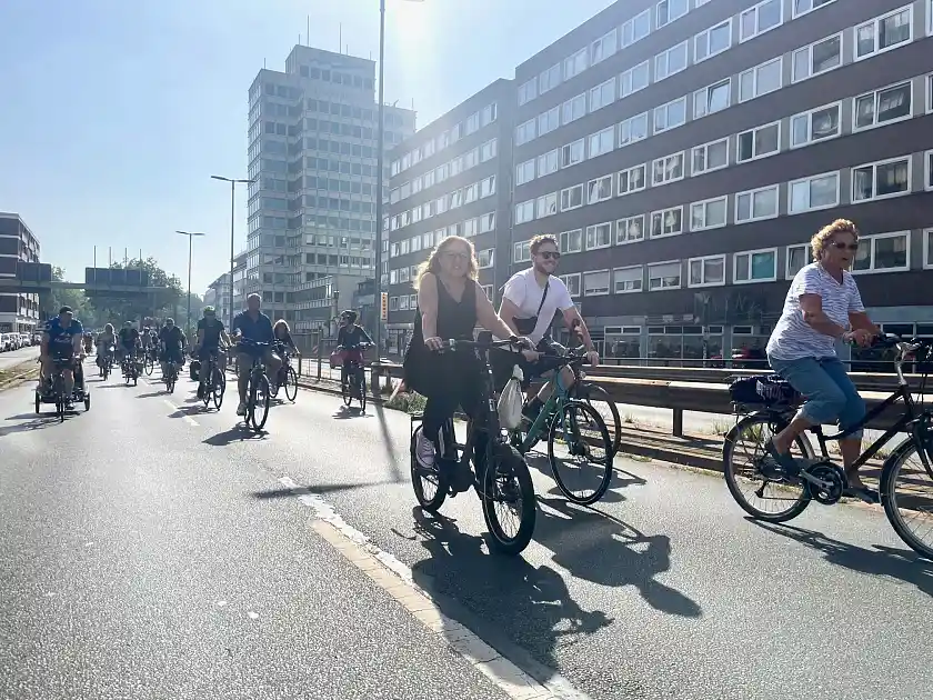 Mobilitätssenatorin Özlem Ünsal fährt bei der 17. Hochstraßentour mit.  
