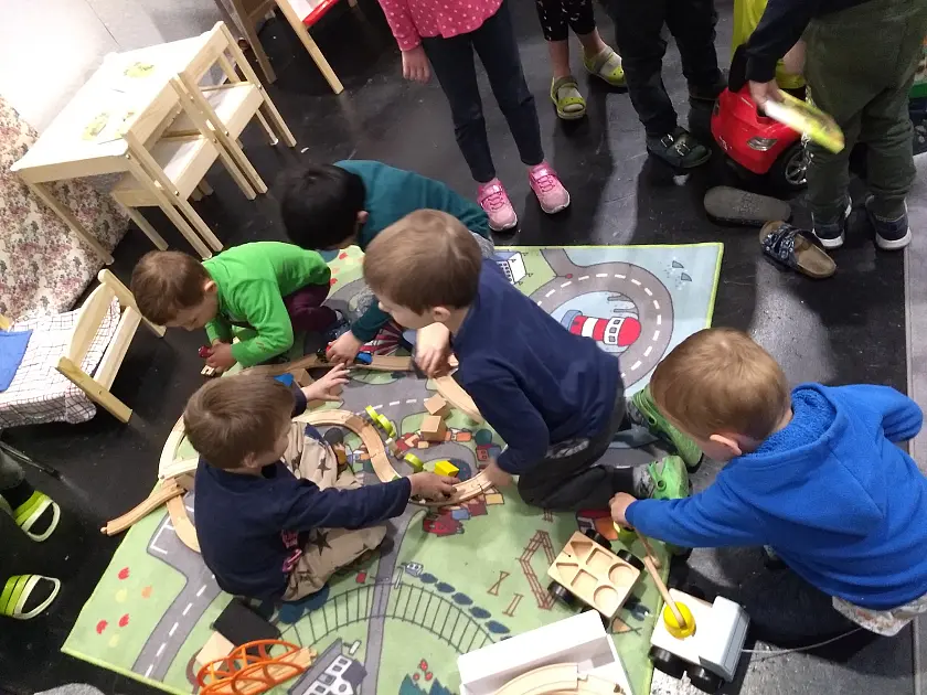 Spielzimmer in der Notunterkunft Messehalle 6. Foto: Sozialressort