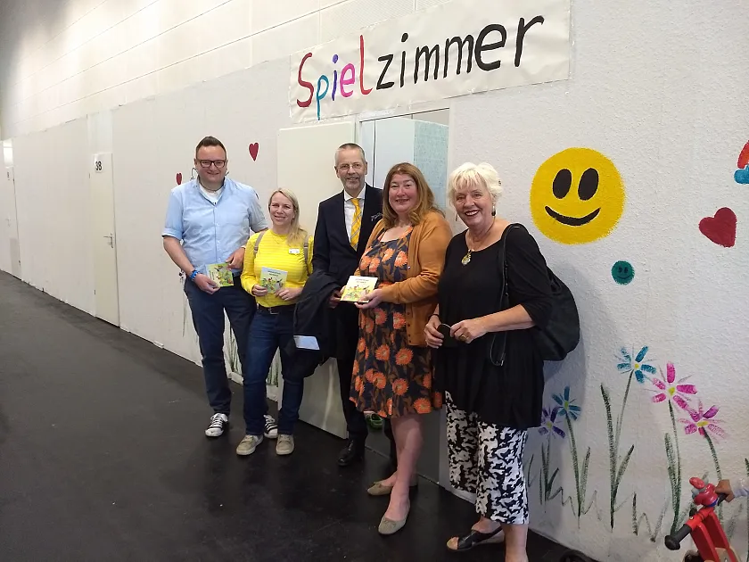 Teilen die Freude über die Spielzimmer (von links): Alexander Seidlich (Local Marketing Leader der IKEA Deutschland GmbH & Co. KG Standort Bremen), Julia Fitzke (Abteilungsleitung Logistik IKEA Deutschland GmbH & Co. KG Standort Bremen), Hermann Schünemann (BremerLeseLust, Verlag Carl Ed. Schünemann KG), Anja Stahmann (Senatorin für Soziales, Jugend, Integration und Sport der FHB), Ulrike Hövelmann (Vorsitzende BremerLeseLust). Foto: Sozialressort 