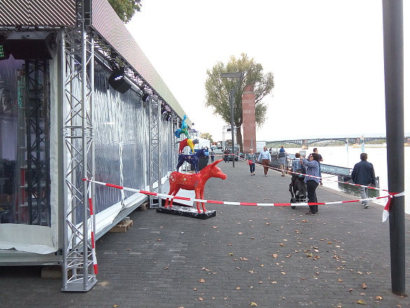 Die Ländermeile am Rheinufer in Mainz im Aufbau, hier das Bremenzelt mit der Stadtmusikanten-Figur. Am 2. und 3. Oktober werden in der rheinland- pfälzischen Landeshauptstadt rund 500.000 Besucher erwartet.