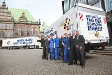 Bernhard Henze freut sich mit einigen seiner Mitarbeiter über die "Rollenden Botschafter"