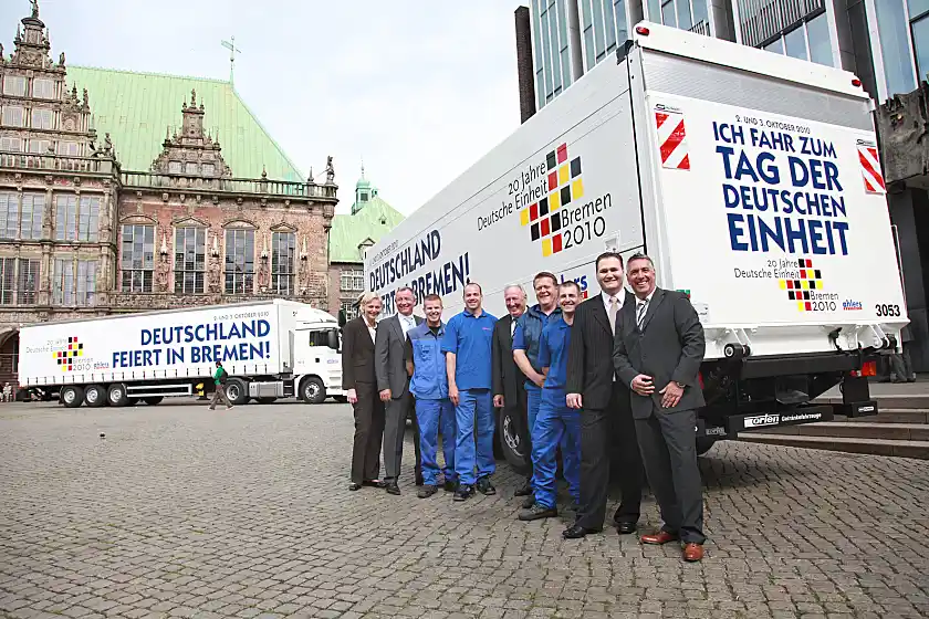 Bernhard Henze freut sich mit einigen seiner Mitarbeiter über die "Rollenden Botschafter"