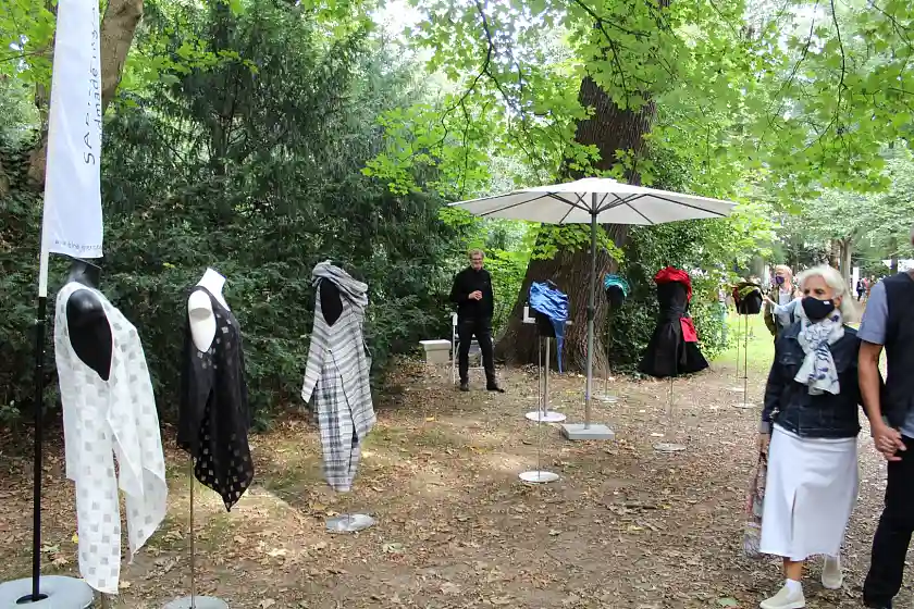 Textilien gehören neben Keramik, Holzarbeiten und vielen anderen Sachen zu den Dingen, die rund um das Haus Riensberg bei „Ins Grüne“ des Focke-Museums gezeigt werden. Foto: AKB