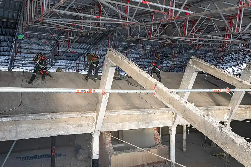 Zu den erforderlichen Bauarbeiten zählt auch eine grundlegende Sanierung des Betondaches. 