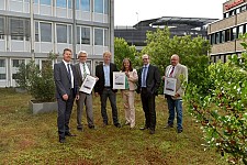 Fototermin auf dem Gründach: Bremens Umweltsenator Dr. Joachim Lohse zeichnet AOK Bremen/Bremerhaven und Werkstatt Bremen für ihre CO2-Einsparungen als Klimaschutzbetriebe aus.
