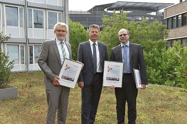 Fototermin auf dem Gründach: Bremens Umweltsenator Dr. Joachim Lohse zeichnet AOK Bremen/Bremerhaven und Werkstatt Bremen für ihre CO2-Einsparungen als Klimaschutzbetriebe aus.