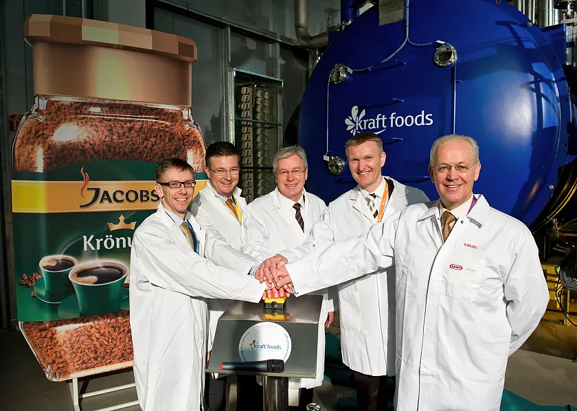 (v.l.n.r.) Phil Hodges (verantw. für alle Kraft Foods Kaffeewerke in Europa), Hubert Weber (Vorsitzender der Geschäftsführung von Kraft Foods), Bürgermeister Böhrnsen, Michael Loss (Werksleiter) und Rudi Madel (Direktor der Kraft Foods Kaffeewerke in Deutschland und Österreich) weihen mit einem offiziellen Knopfdruck den neuen Gefriertrockner für Löskaffee ein (Foto: Kraft Foods).